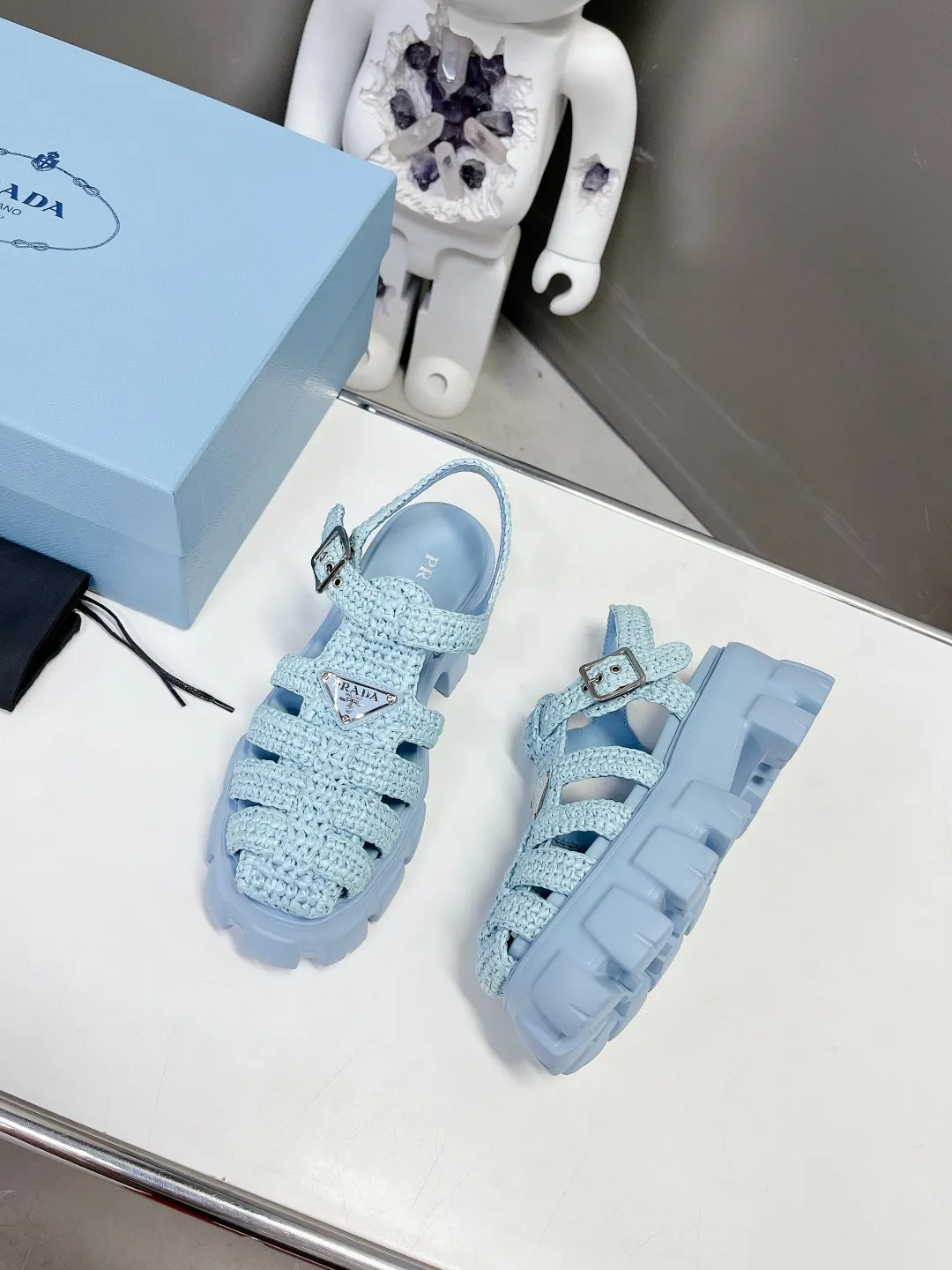 👟👟Ex-factory price 640👟👟 Straw 2023 exclusive version super hot🎊🎊🎊hot prada Prada cage shoes sawtooth Roman braided thick-soled rubber sandals retro fashionable and avant-garde gear teeth 55mm Thick-soled soles, the upper perfectly restores the original craftsmanship, and is made of purely hand-woven uppers. The cost is extremely high, making the whole pair of shoes light and comfortable, full of holiday feel, and bright colors 💐💐💐💐 to satisfy a variety of choices for fashionable people with different styles! The iconic metal triangle logo is paired with the shape of ancient beach sandals. Every design element is fashionable! Code number 35-40